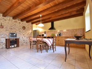 eine Küche und ein Esszimmer mit Tisch und Stühlen in der Unterkunft Holiday home with pool, enclosed garden in Saint-Pompont