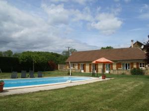ein Haus mit einem Swimmingpool im Hof in der Unterkunft Holiday home with pool, enclosed garden in Saint-Pompont