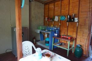 una camera con tavolo in una stanza con pareti in legno di Hostel Paqaryi a Zorritos