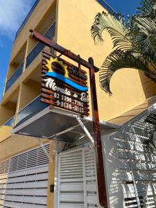 una señal para un restaurante al lado de un edificio en Pousada Morada do Sol, en Maragogi