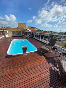 una terraza con piscina en la parte superior de una casa en Pousada Morada do Sol, en Maragogi