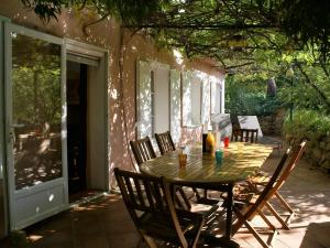 シス・フール・レ・プラージュにあるHoliday Home in Six Fours Les Plages with Terraceの木製テーブルと椅子付きのパティオ