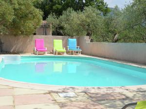 バルジュモンにあるModern villa with swimming pool in Bargemonのスイミングプールの横に座る椅子