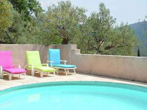 バルジュモンにあるModern villa with swimming pool in Bargemonのスイミングプールの横に座る椅子