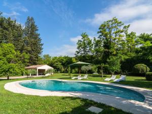 Inviting villa in Lorgues with enclosed gardenの敷地内または近くにあるプール