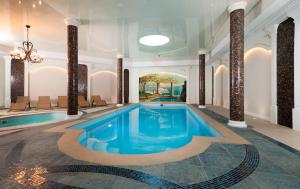 Bazen v nastanitvi oz. blizu nastanitve Borowinowy Zdrój Hotel Wellness Spa & Conference