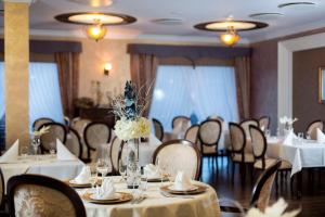 Reštaurácia alebo iné gastronomické zariadenie v ubytovaní Borowinowy Zdrój Hotel Wellness Spa & Conference
