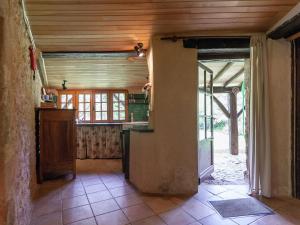 un ingresso a una camera con porta per una cucina di Holiday Home in Dordogne near Lascaux Cave a Meyrals Altre 32 foto