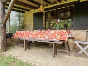 un tavolo da picnic con una tovaglia sopra di Holiday Home in Dordogne near Lascaux Cave a Meyrals