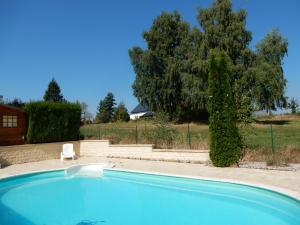 ファルスブールにあるModern holiday home with pool in Phalsbourgの木の植わる庭の青いスイミングプール