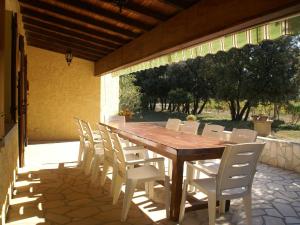 Ristorante o altro punto ristoro di Stunning Villa in Sorgues with Swimming Pool