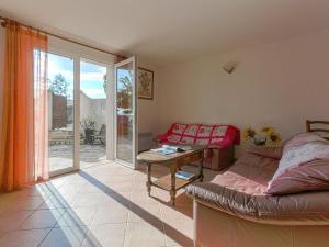 O zonă de relaxare la Holiday Home in Bormes-les-Mimosas near Sea +31 fotografii