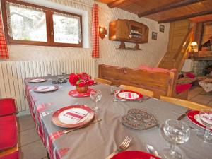 Charming Chalet in Champagny en Vanoise near Ski Areaにあるレストランまたは飲食店