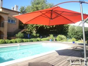 サントロペにあるModern holiday home with private gardenの赤傘