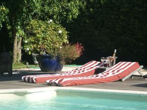 サントロペにあるModern holiday home with private gardenの赤白のストライプテーブル3台