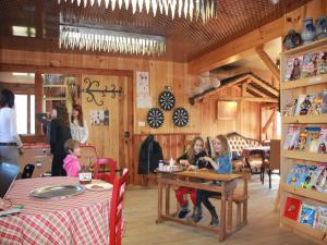 En restaurant eller et spisested på Tidy chalet with dishwasher, in the High Vosges