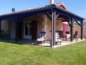 einen Pavillon mit Stühlen auf einer Terrasse in der Unterkunft Attractive villa with swimming pool in Les Forges in Les Forges