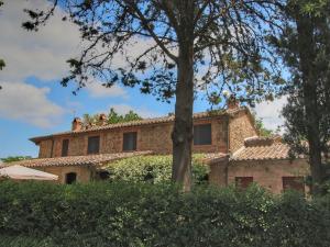 ProcenoにあるFarmhouse on a hill with swimming pool large garden and nice viewsのレンガ造りの大きな建物