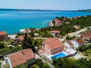 Fotografia z galérie ubytovania Capacious Holiday Home in Maslenica v destinácii Maslenica