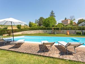 basen z 2 krzesłami i parasolem w obiekcie Holiday Home in Umbria with Pool and Views w mieście San Secondo
