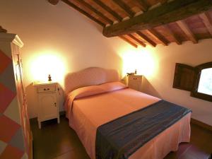 Cama ou camas em um quarto em Cosy Cottage in Anghiari with Pool Garden