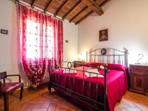 Ένα ή περισσότερα κρεβάτια σε δωμάτιο στο Agriturismo Tuscany with Panoramic Pool
