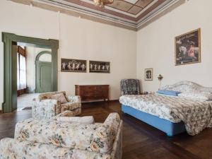 a bedroom with two beds and a couch at Belvilla by OYO Villa Fiorita Due in Romano D'Ezzelino