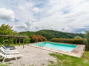 UzzanoにあるHoliday Home in Pescia with Swimming Pool Garden Terraceのスイミングプール(椅子付)、ガゼボ