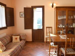 Case MonterossoにあるBelvilla by OYO Casa Monti Ibleiのリビングルーム(ソファ、テーブル付)