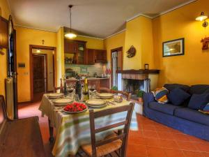 een woonkamer met een tafel en een blauwe bank bij Belvilla by OYO Camillo Tosco in Valiano