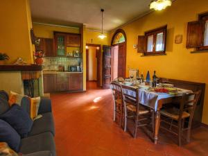 sala de estar con mesa y cocina en Belvilla by OYO Attractive mansion with pool en Valiano