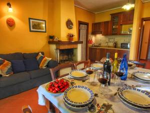 una sala de estar con una mesa con platos y copas de vino en Belvilla by OYO Attractive mansion with pool en Valiano