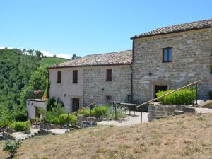 una vieja casa de piedra en la cima de una colina en Quaint Cottage in Pergola with Garden, en Pergola