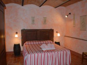 una camera da letto con un letto e due asciugamani di Villa with private pool immersed in the gorgeous countryside of Asciano a San Martino