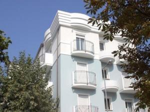リッチョーネにあるQuiet Apartment near Riccione with Balconyの白い建物(バルコニー付)