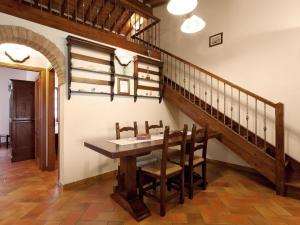 フォイアーノ・デッラ・キアーナにあるTranquil Home in Foiano della Chiana with Terraceのダイニングルーム(テーブル、階段付)