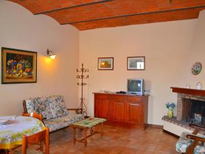 StabbiaにあるCozy Home in Cerreto Guidi with Boules Courtのリビングルーム(ソファ、テレビ付)