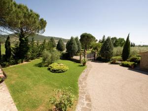 コルトーナにあるCozy apartment in Cortona with poolの遊歩道付庭園