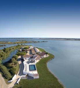 uma vista aérea de um resort sobre a água em Lodge Sainte Helene em Saintes-Maries-de-la-Mer