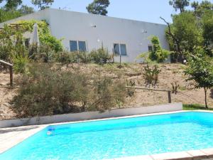 una piscina di fronte a una casa di A Perfect villa with pool terrace and garden ad Alcobaça