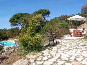アルコバサにあるPerfect Villa in Alcoba a with Pool Terrace Garden tourist attractionsのパティオ(テーブル、プールサイドのパラソル付)