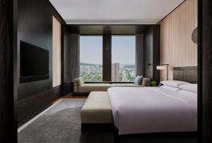 Tempat tidur dalam kamar di Hyatt Regency Wuhan Optics Valley