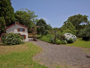 una entrada que conduce a una casa con jardín en Quinta Das Colmeias Cottage en Santo da Serra