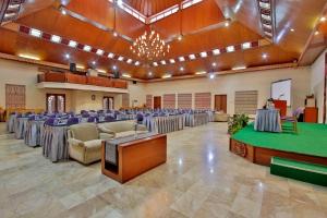 勒吉安The Jayakarta Bali Beach Resort的一个带桌椅的大宴会厅 更多37张照片