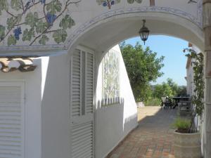 une arche avec une porte blanche et un vitrail dans l'établissement Gorgeous Holiday Home with Swimming Pool, à Odiáxere