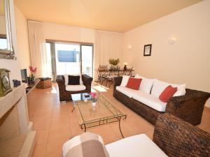 uma sala de estar com um sofá e uma mesa em Elegant apartment in Lagos 400 m from the beach em Lagos
