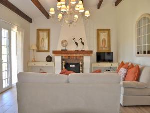 Gallery image of Villa in a quiet area with private pool near the golf courses and the marina in Vilamoura
