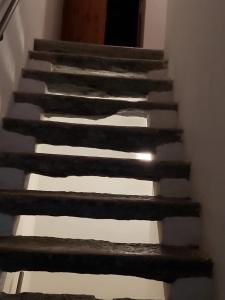 eine Treppe in einem Gebäude in der Unterkunft Tepilanti in Cerentino