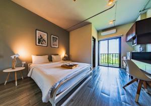 Un pat sau paturi într-o cameră la Bhava Residence