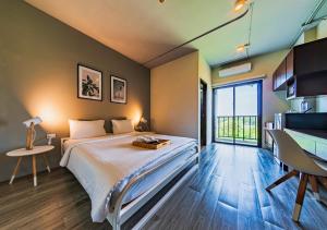 Una cama o camas en una habitación de Bhava Residence 67 fotos más